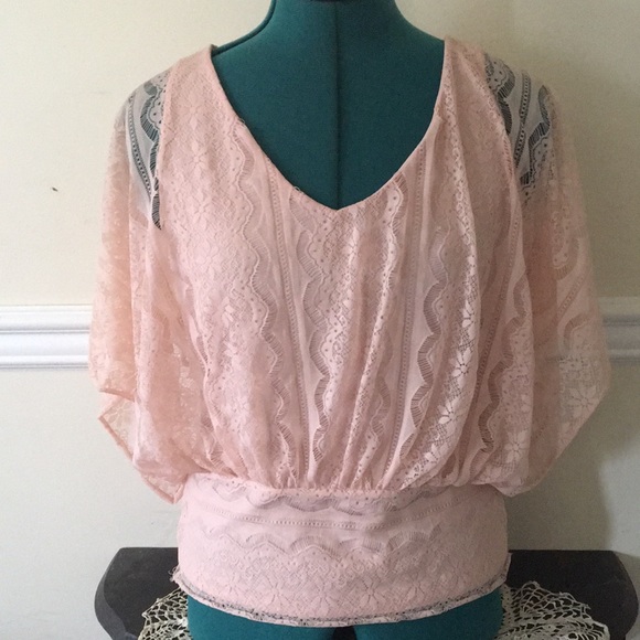 Elle - Bohemian feminine flutter sleeve top - pink  Floral Lace - lined size S - Picture 1 of 4